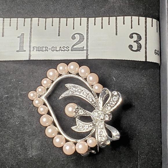 VNTG Lilylin Crystal & Faux Pearl Silvertone Heart & Bows Brooch and Earring set - Picture 11 of 13